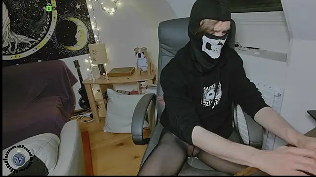 Snapshot of Nyl0nnickb0y chatting on December 1, 9:15 pm Nyl0nnickb0y online show from December 1, 9:15 pm