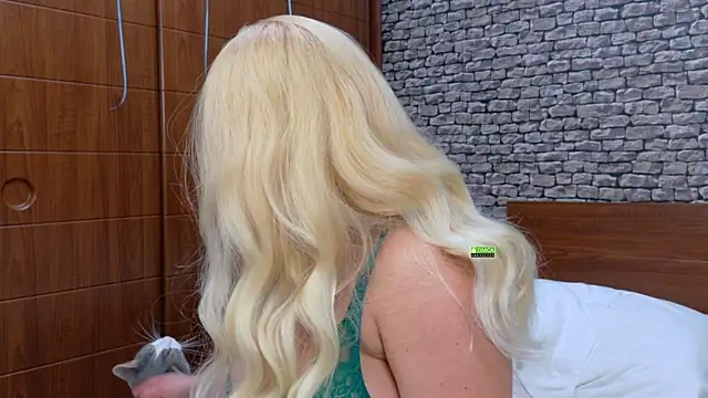 CuteBlondeMe online show from December 5, 2:04 pm