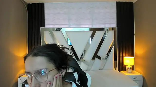 Linda4Petite online show from December 14, 1:06 pm