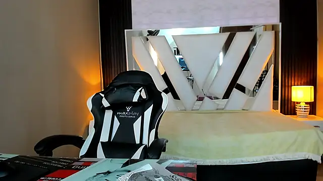 Linda4Petite online show from March 9, 6:33 pm