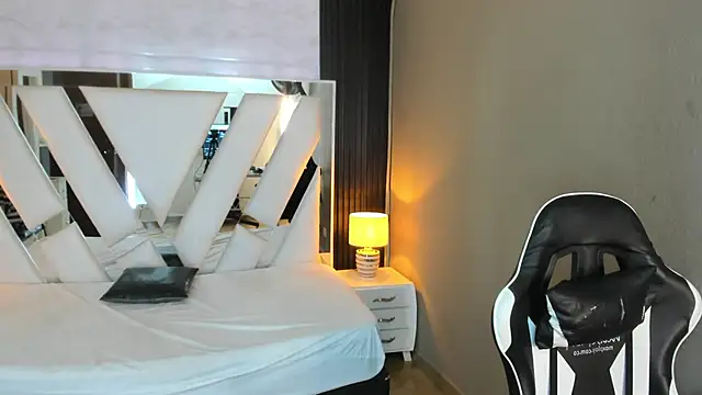 Linda4Petite online show from March 20, 6:20 pm