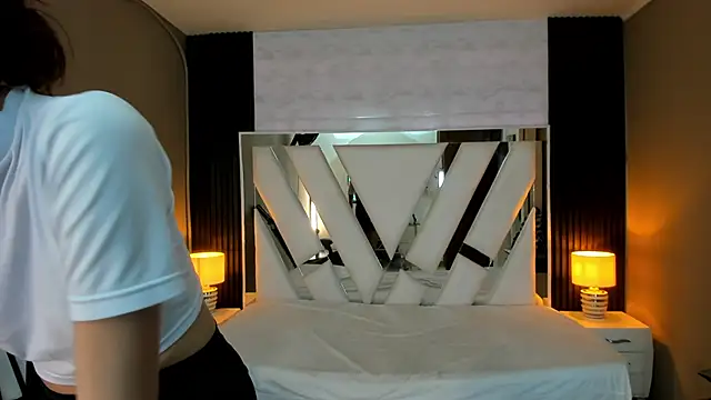 Linda4Petite online show from January 10, 6:25 pm