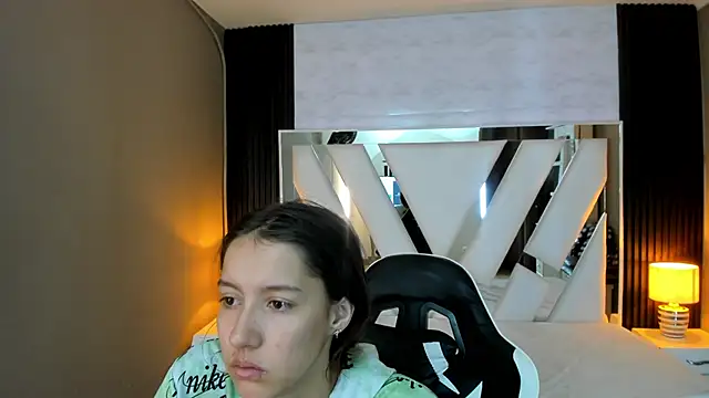 Linda4Petite online show from February 22, 1:35 pm