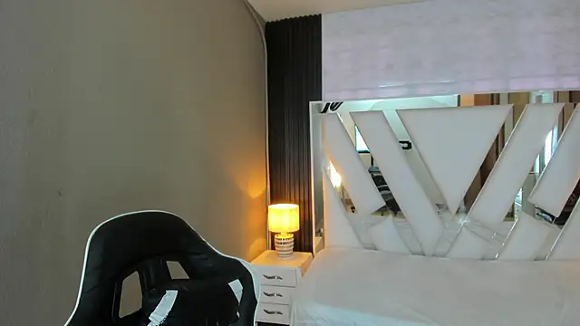 Linda4Petite online show from April 19, 1:45 pm