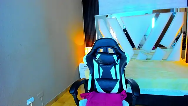 Linda4Petite online show from January 14, 6:33 pm