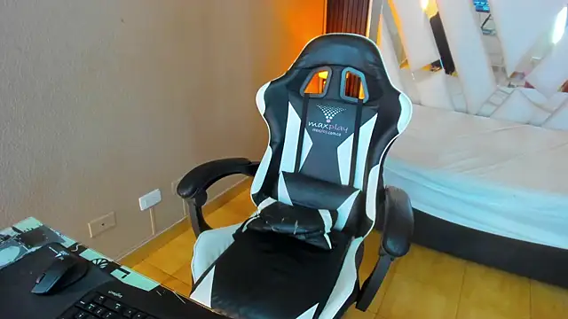 Linda4Petite online show from April 8, 6:20 pm