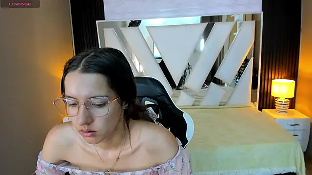 Linda4Petite online show from January 5, 6:55 pm