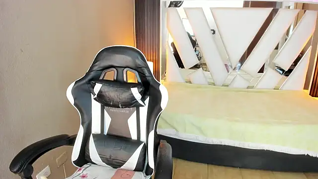 Linda4Petite online show from April 12, 3:04 pm