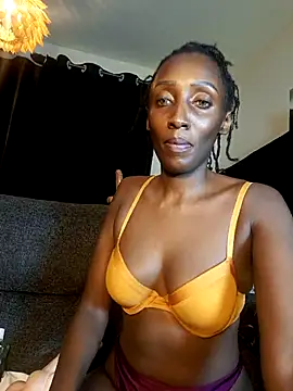 lynnkatrina online show from February 7, 9:45 pm