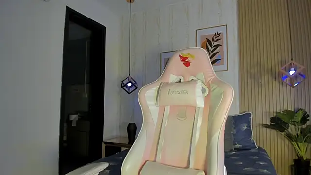 CameronCollins  online show from October 27, 7:48 pm