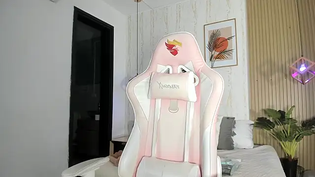 CameronCollins  online show from October 31, 7:43 pm