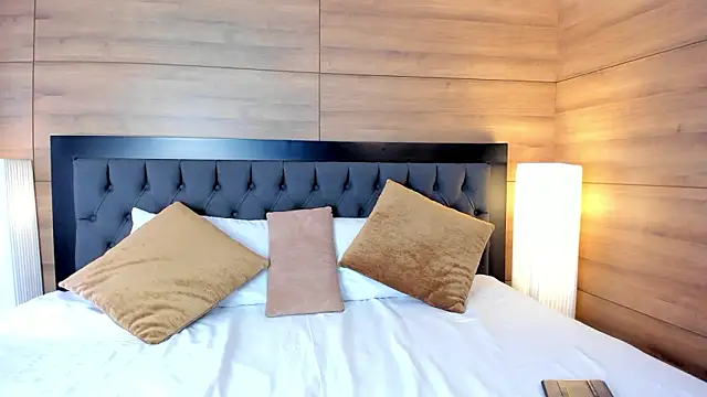 CameronCollins  online show from March 6, 7:53 pm