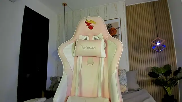 CameronCollins  online show from November 27, 7:25 pm