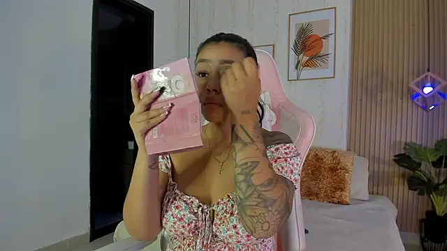 CameronCollins  online show from December 3, 7:35 pm