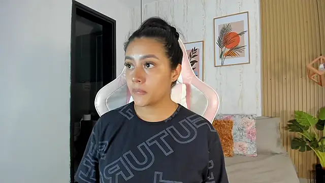 CameronCollins  online show from December 18, 8:34 pm