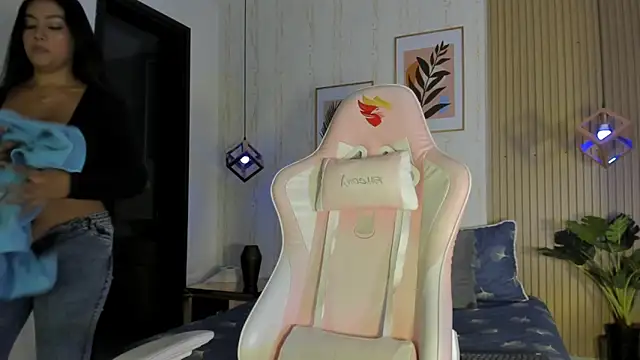 CameronCollins  online show from October 25, 7:47 pm