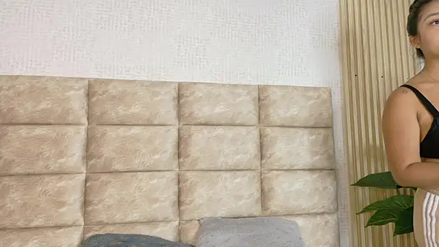 CameronCollins  online show from April 13, 7:18 pm