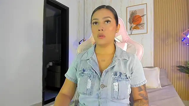 CameronCollins  online show from January 7, 7:41 pm