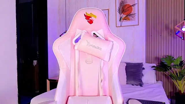 CameronCollins  online show from February 17, 7:44 pm