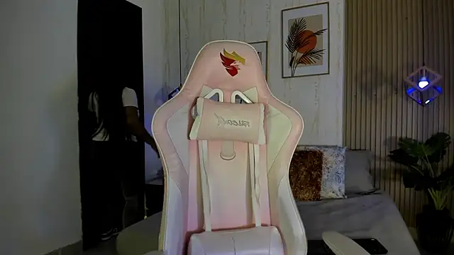 CameronCollins  online show from November 16, 7:51 pm