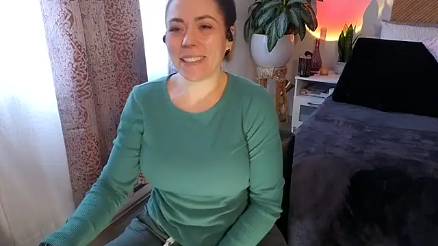 Ellie-L-Elizabeth online show from February 24, 9:15 pm