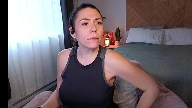 Ellie-L-Elizabeth online show from April 14, 6:35 pm