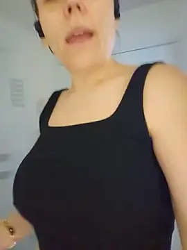 Ellie-L-Elizabeth online show from May 13, 3:52 pm