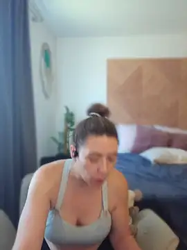 Snapshot of Ellie-L-Elizabeth chatting on June 9, 6:09 pm Ellie-L-Elizabeth online show from June 9, 6:09 pm