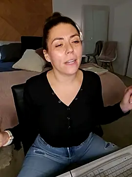 Ellie-L-Elizabeth online show from November 25, 7:47 pm