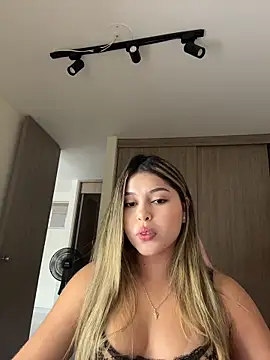 lunablossom  online show from March 25, 10:30 pm