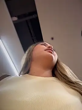 lunablossom  online show from March 22, 7:48 pm