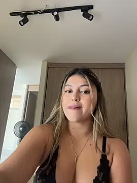 lunablossom  online show from April 14, 6:02 pm