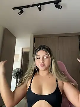 Snapshot of lunablossom_ chatting on July 4, 7:40 pm lunablossom online show from July 4, 7:40 pm