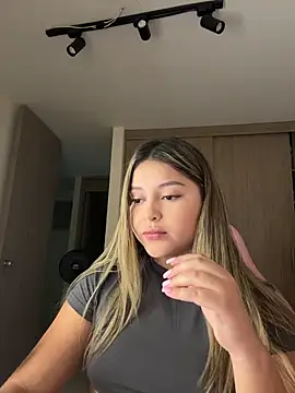 lunablossom  online show from March 17, 12:24 am