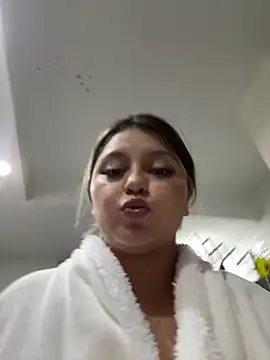 lunablossom  online show from March 13, 5:11 am