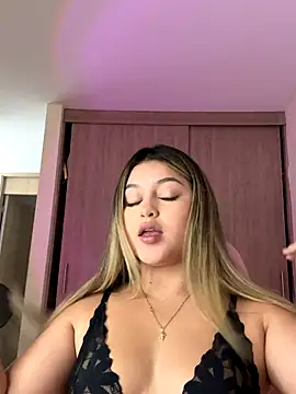 lunablossom  online show from October 23, 6:50 pm