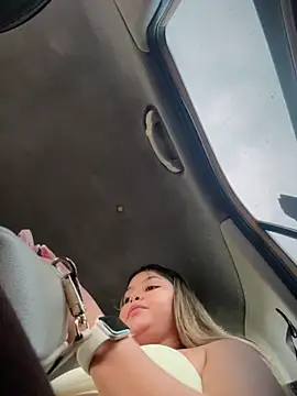 lunablossom  online show from April 15, 7:58 pm