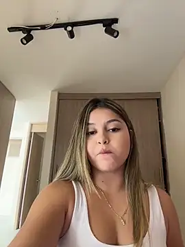 lunablossom  online show from February 27, 8:08 pm