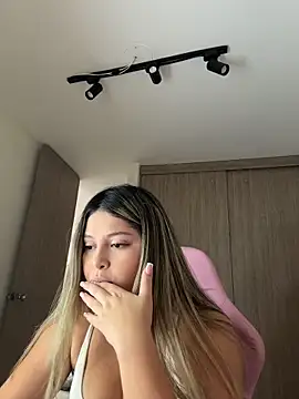 lunablossom  online show from May 2, 9:31 pm