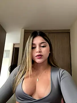 lunablossom  online show from November 7, 10:03 pm