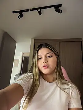 lunablossom  online show from March 27, 6:31 pm