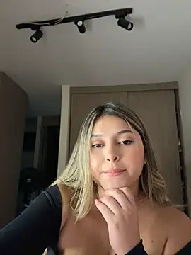 Snapshot of lunablossom_ chatting on July 17, 11:35 pm lunablossom online show from July 17, 11:35 pm