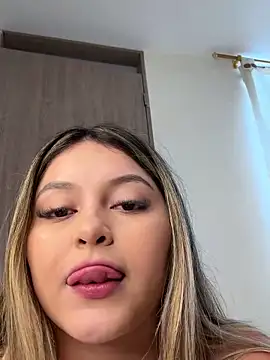 lunablossom  online show from February 15, 6:12 pm