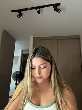 Snapshot of lunablossom_ chatting on July 13, 11:04 pm lunablossom online show from July 13, 11:04 pm