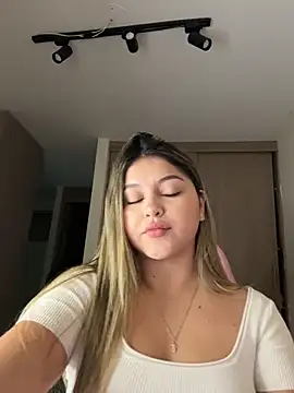 lunablossom  online show from March 24, 2:55 am