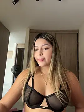 lunablossom  online show from March 12, 8:02 pm