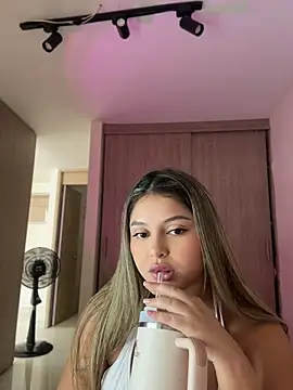 Snapshot of lunablossom_ chatting on July 10, 6:41 pm lunablossom online show from July 10, 6:41 pm