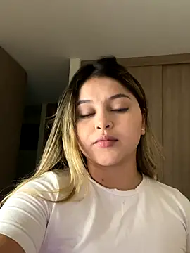 lunablossom  online show from December 20, 1:41 am