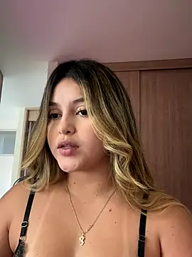 lunablossom  online show from November 10, 9:31 pm