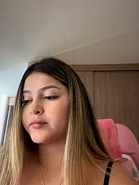 lunablossom  online show from December 3, 9:25 pm